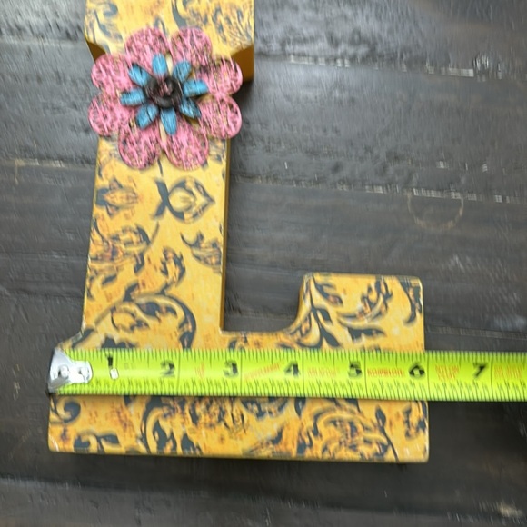 Letter L floral decor block with hole to hang. - Picture 3 of 5